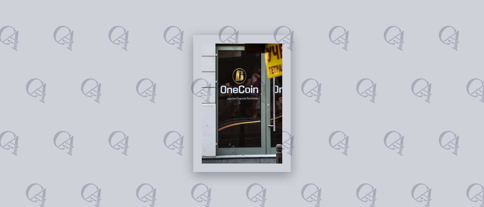Logo OneCoin sulla porta dell'ufficio